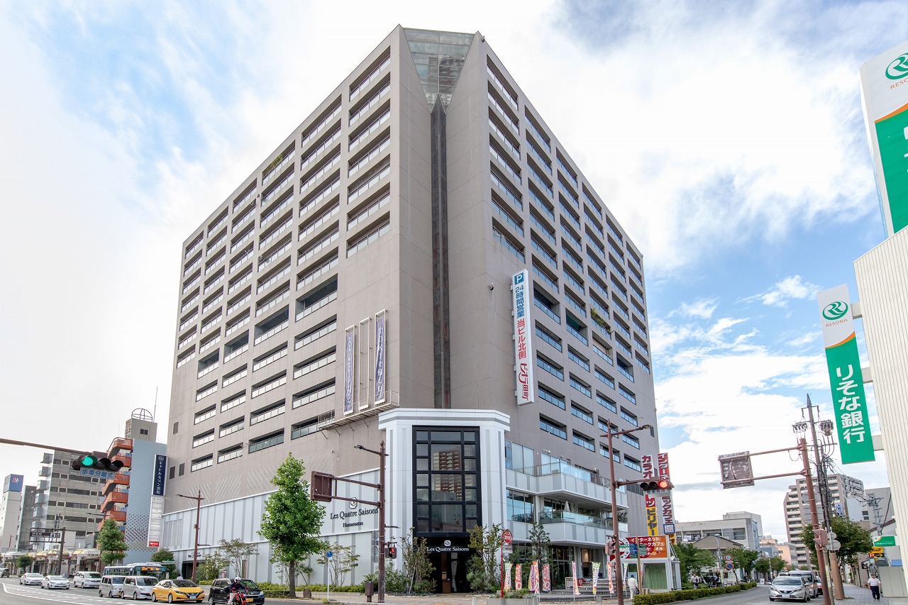 重厚でキレイな建物にオフィスを