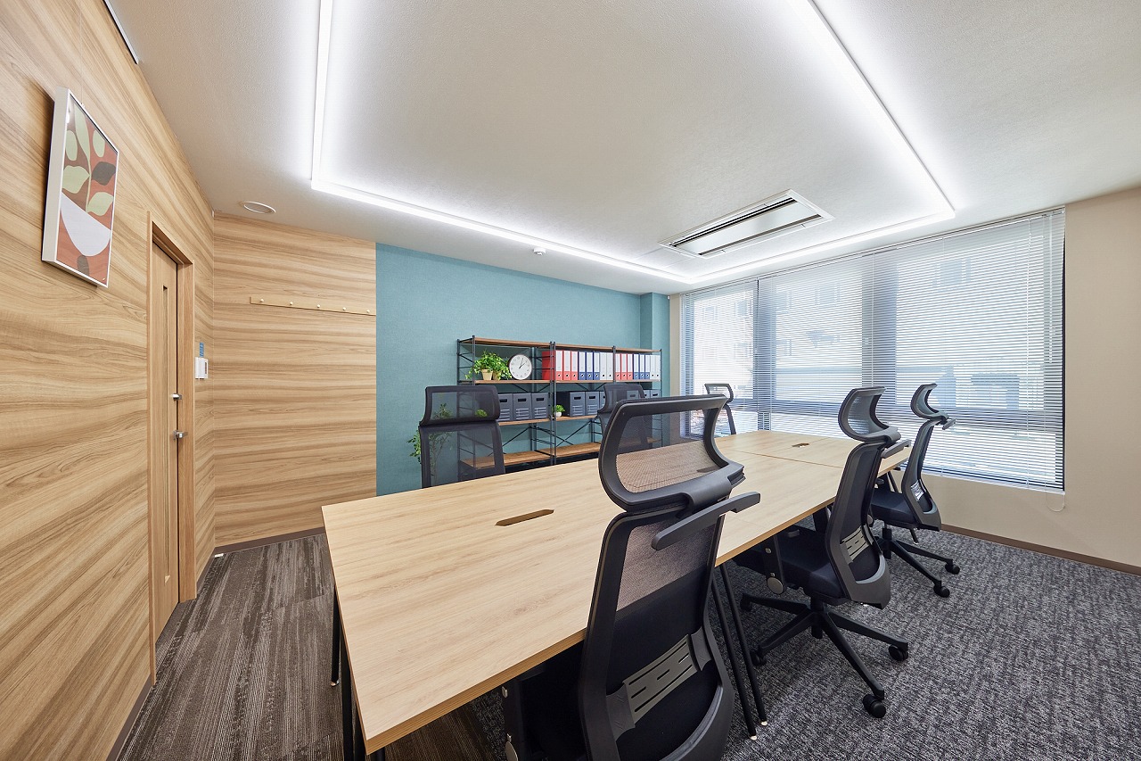 【レンタルオフィス】採光たっぷりの広々とした複数名用完全個室