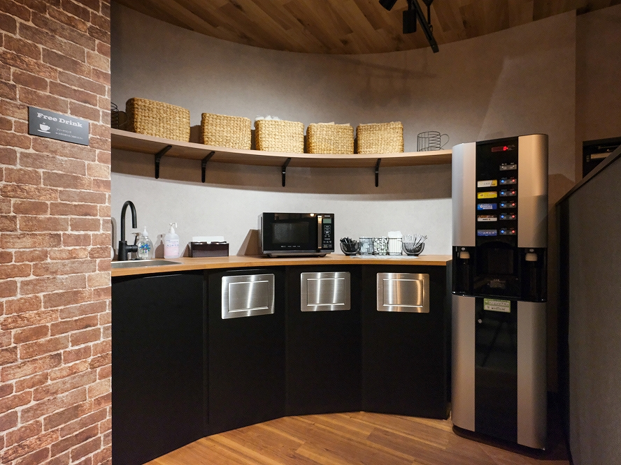 コピー機、フリードリンクなど設備も充実